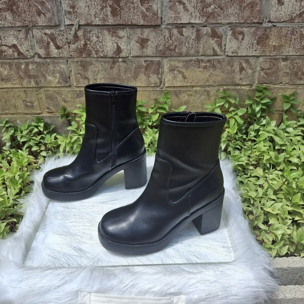 Urban Outfitters Mid-Calf Side Zipper Block Heel Black Boots   Women Size 7 - Picture 4 of 16